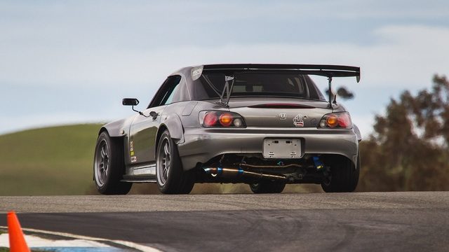 Daily Slideshow: Honda S2000: To Wing or Not to Wing?